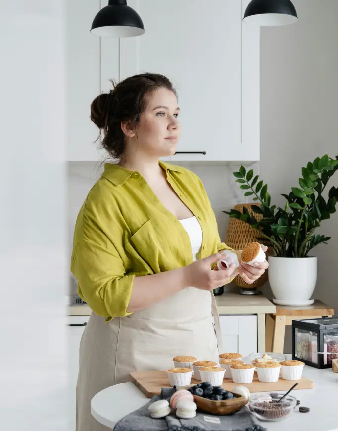 Femme se format aux métier de la restauration