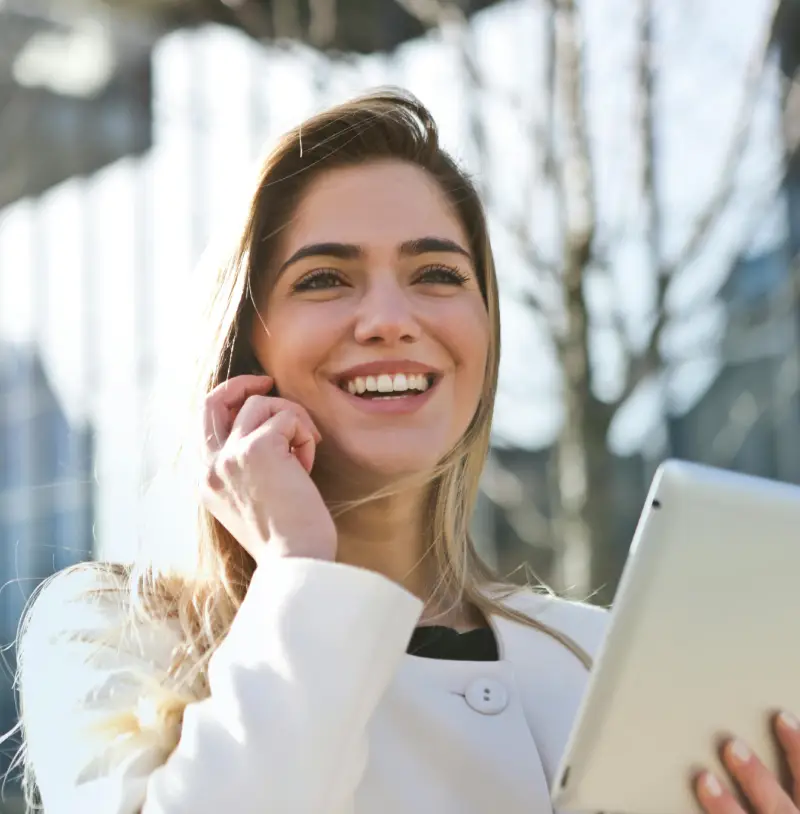 jeune dynamique qui travaille